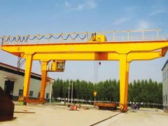 <b>开口式设计更便捷？U 型龙门吊装卸效率高？</b>